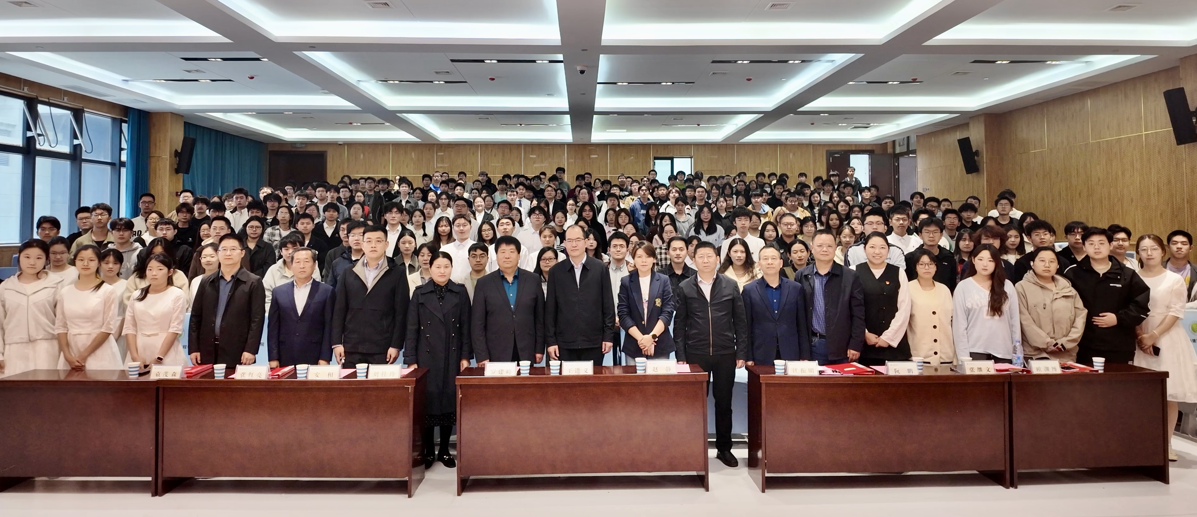 图片2：参会人员合照.jpg